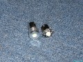 Heute muss ich eine der LEDs der Kennzeichenbeleuchtung austauschen, weil es schon kaputt ist. Links das alte, gekaufte. Rechts meine eigene LED, auf 250mA reduziert (von 550mA), weil dort keine 21W, sondern eine 5W Birne war.